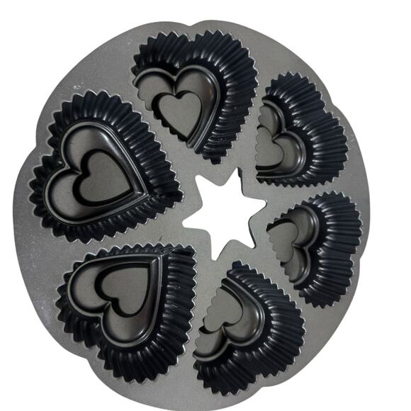 Wilton Dimensions Heavy Cast Aluminum Mini Heart Baking Pan Non-Stick - Picture 1 of 5